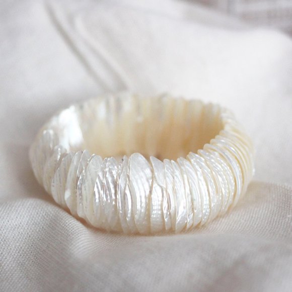 Pearly Shell Stretch Bracelet - Picture 1 of 1